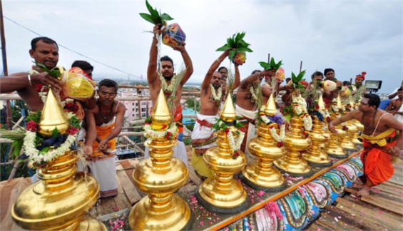 LE RITUEL DU KUMBHABHISHEKAM DANS LES TEMPLES HINDOUS