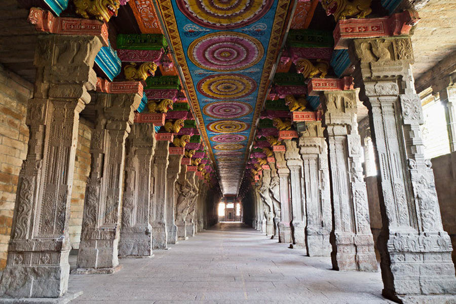 POURQUOI SE DÉCHAUSSER AVANT D'ENTRER DANS UN TEMPLE ?