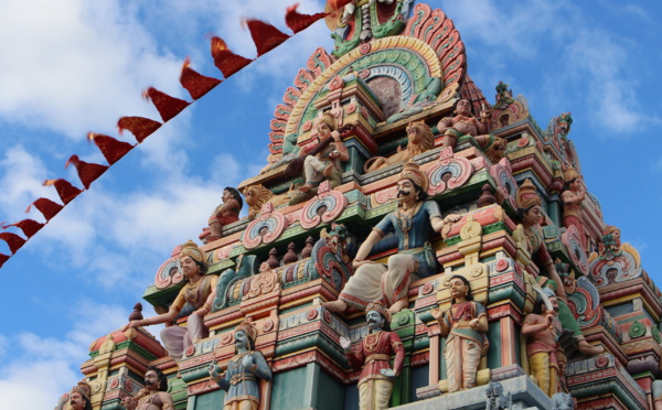 Comment les adorateurs se préparent-ils à entrer dans un temple hindou ?